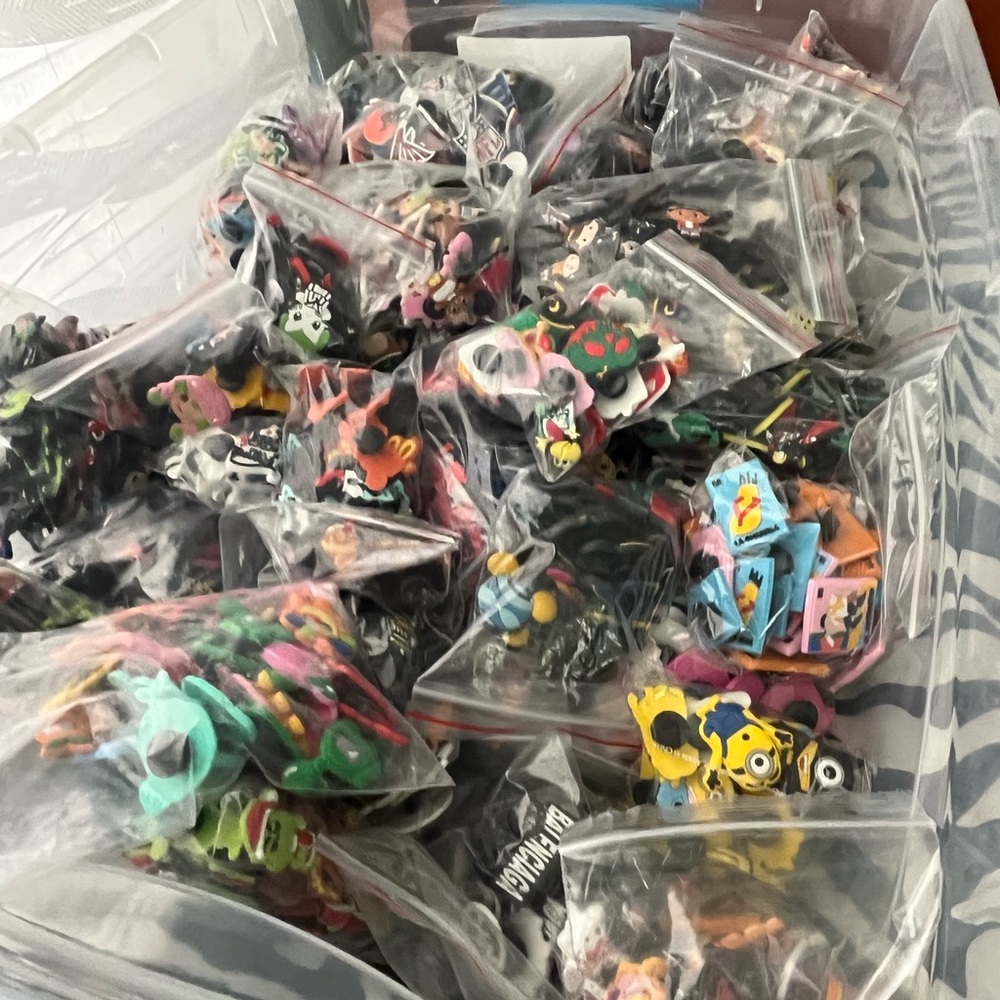 25 PIECE RANDOM CROC CHARMS - Picture 12 of 13